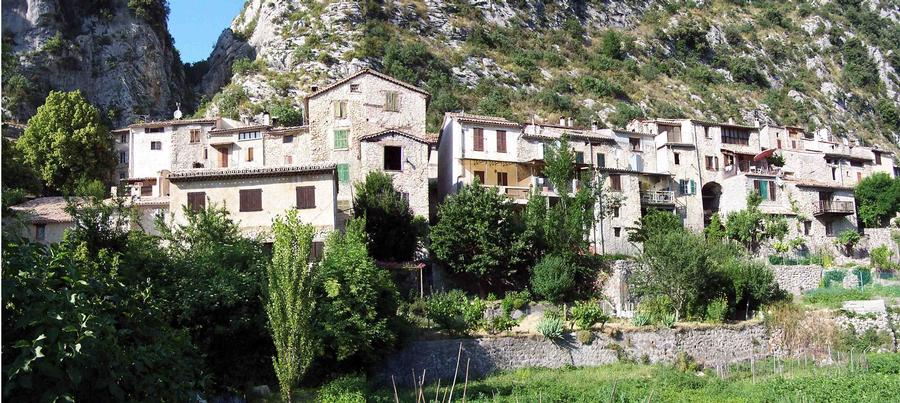un gars rencontre le simple du village